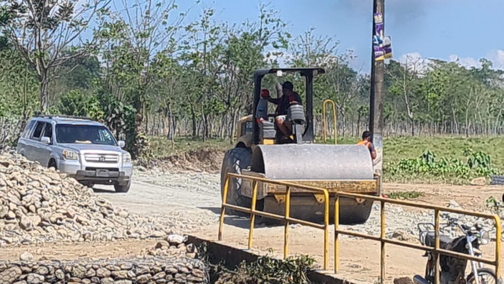 Movimientos de tierra y renta de equipos pesados